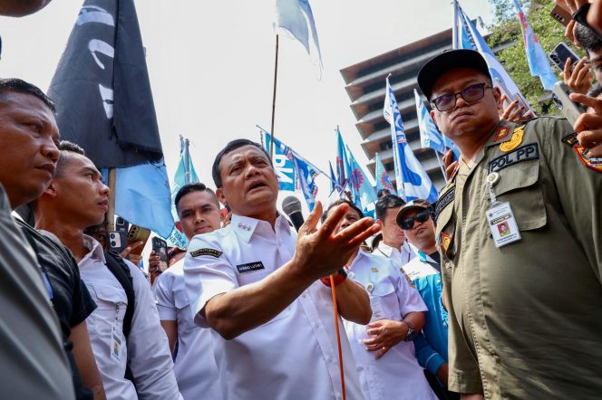 
					Ahmad Luthfi Pilih Langsung Temui Buruh Usai Penetapan UMP 2026