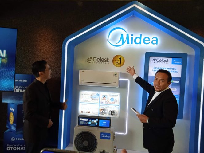 
					Product Manager Residential Air Conditioner Midea Electronics Indonesia, Windi Ario Wicaksono (kiri) dan RAC Manager Semarang Midea Electronics Indonesia, Muhammad Qidam (kanan) memperkenalkan Midea AC Celest Inverter, AC pintar berteknologi AI di Semarang pada Selasa,  (2/12/2025).