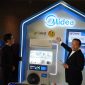 Product Manager Residential Air Conditioner Midea Electronics Indonesia, Windi Ario Wicaksono (kiri) dan RAC Manager Semarang Midea Electronics Indonesia, Muhammad Qidam (kanan) memperkenalkan Midea AC Celest Inverter, AC pintar berteknologi AI di Semarang pada Selasa, (2/12/2025).