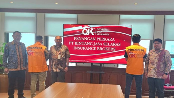 OJK resmi menyerahkan dua tersangka kasus tindak pidana penggelapan premi asuransi yang melibatkan perusahaan pialang PT Bintang Jasa Selaras Insurance Broker, kepada Kejaksaan Negeri Jakarta Pusat pada 27 November 2025.