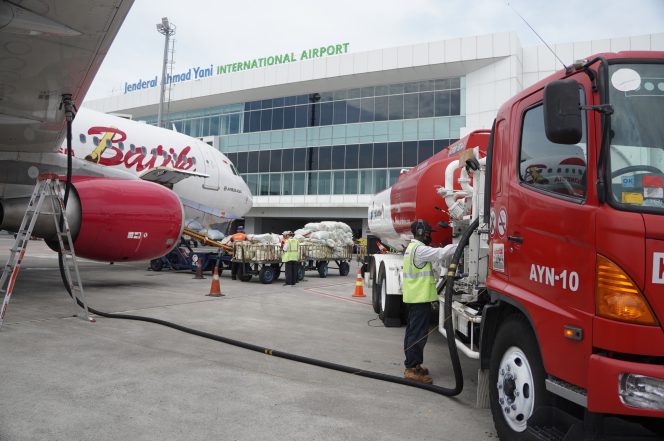 
					Pertamina Patra Niaga menerapkan penyesuaian harga berupa diskon rata-rata 10 persen dari Posting Price avtur di 37 bandara strategis yang dikelola Angkasa Pura. Program ini berlaku mulai 22 Desember 2025 hingga 10 Januari 2026.