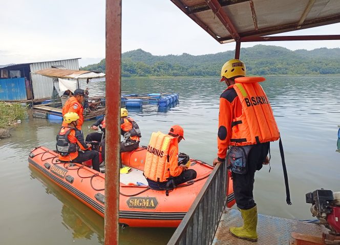 
					Pencarian Korban Tenggelam di Waduk Wadaslintang Intensif, Tim SAR Gabungan Turunkan Peralatan Lengkap