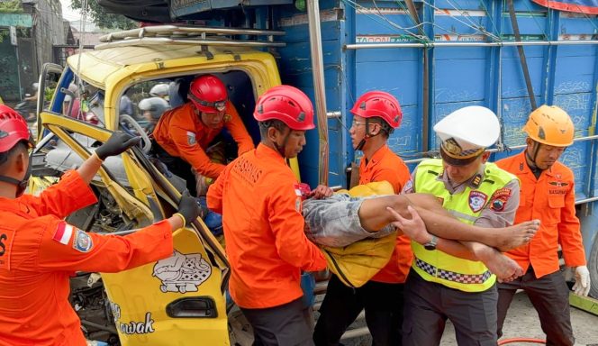 
					Truk Bermuatan PVC Tabrak Truk Parkir di Pantura Semarang, Satu Tewas dan Satu Selamat Dievakuasi Basarnas