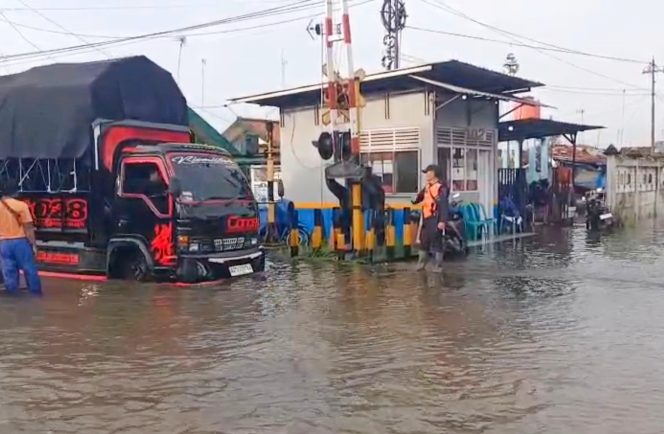 
					Genangan Air Masih Tutup Jalur KA Pekalongan-Sragi, 4 KA Dialihkan & 4 Dibatalkan