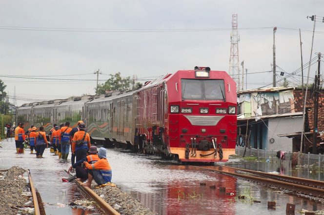 
					Genangan Surat, Jalur Pekalongan-Sragi Mulai Dilalui KA dengan Kecepatan Terbatas