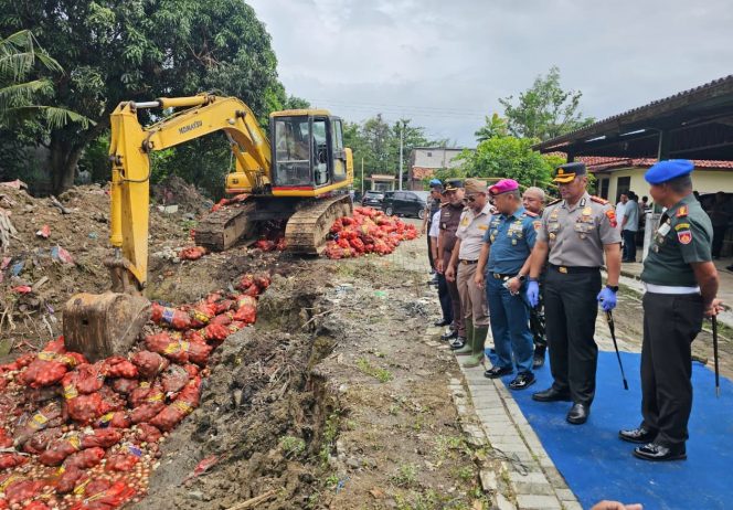 
					6.171 Karung Bawang Bombay Ilegal Asal China-India Dimusnahkan di Semarang