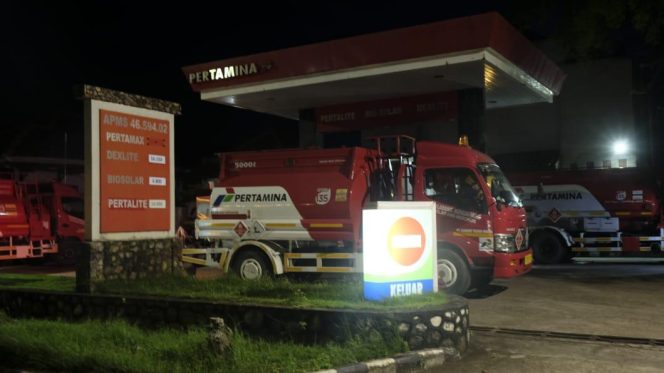 
					Pertamina memberlakukan pengaturan prioritas operasional, khususnya pada distribusi dini hari, dengan memprioritaskan mobil tangki yang menuju wilayah terdampak banjir, serta mengoptimalkan penggunaan jalur alternatif melalui Grobogan–Mranggen guna menghindari genangan banjir.