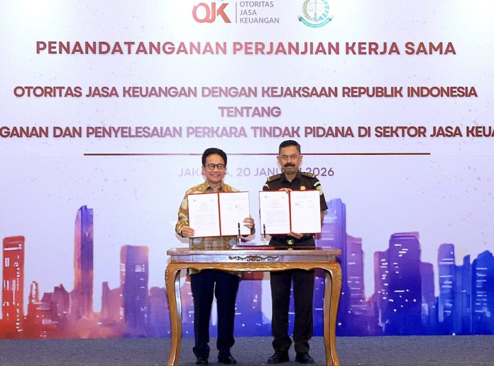 PKS tentang Penanganan dan Penyelesaian Perkara Tindak Pidana di Sektor Jasa Keuangan ditandatangani oleh Wakil Ketua Dewan Komisioner OJK Mirza Adityaswara (kiri) dan Jaksa Agung Muda Tindak Pidana Umum Kejaksaan RI Asep Nana Mulyana (kanan) di Jakarta, Selasa (20/1).