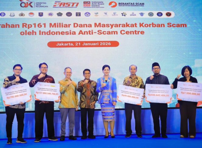 
					Penyerahan pengembalian dana korban scam sebesar Rp161 miliar dilakukan secara simbolis oleh Otoritas Jasa Keuangan (OJK) selaku koordinator Satgas PASTI dan IASC di Jakarta, Rabu (21/1).