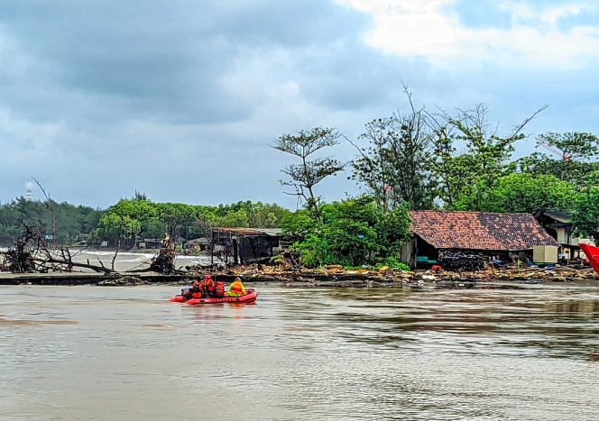 
					Terjepit Baling-Baling Kapal Lalu Terseret Arus, Nelayan Dilaporkan Tenggelam di Muara Sambong Batang