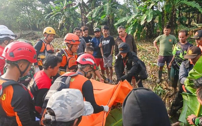 
					Dua Motor Hanyut di Mijen Semarang, 1 Remaja Tewas 1 Masih Dicari