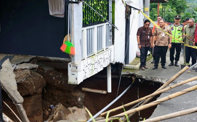 
					Tanah Amblas dan Longsor Terjang Kalirejo Ungaran, Rumah Warga Terancam Ambrol