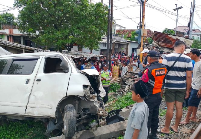 
					Tragedi di Perlintasan Tanpa Palang Pintu Mranggen: Mobil Tertemper KA, Satu Tewas Satu Luka Berat