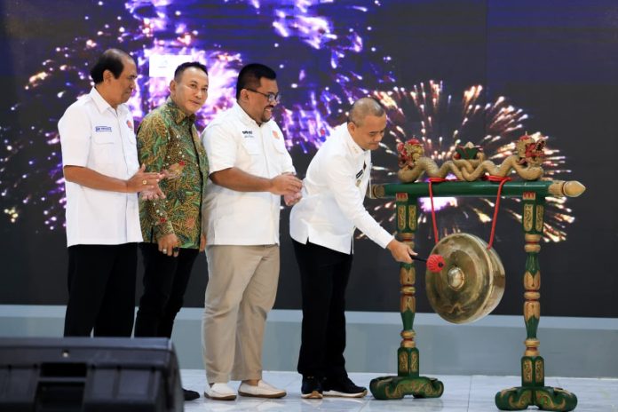 Gubernur Jawa Tengah Ahmad Luthfi bersama Ketua DPD REI Jateng Harmawan Mardiyanto membuka Rapat Kerja Daerah (Rakerda) DPD REI Jateng di Wisma Perdamaian, Kota Semarang, Rabu (11/2/2026).