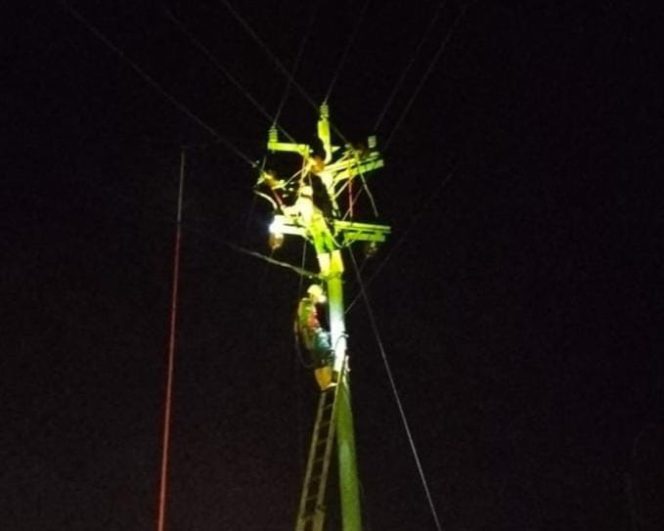 
					PLN bergerak cepat mengamankan instalasi kelistrikan untuk mencegah potensi bahaya akibat genangan air di Kecamatan Gubug, Kabupaten Gyobogan.