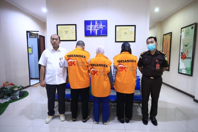 
					Penyidik Otoritas Jasa Keuangan (OJK) menyerahkan tiga tersangka beserta barang bukti kepada Jaksa Penuntut Umum di Kejaksaan Negeri Depok pada Senin (23/2/2026).