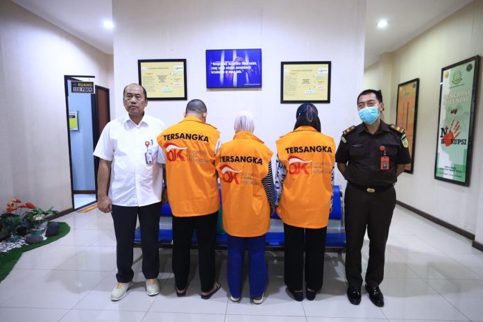 Penyidik Otoritas Jasa Keuangan (OJK) menyerahkan tiga tersangka beserta barang bukti kepada Jaksa Penuntut Umum di Kejaksaan Negeri Depok pada Senin (23/2/2026).