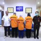 Penyidik Otoritas Jasa Keuangan (OJK) menyerahkan tiga tersangka beserta barang bukti kepada Jaksa Penuntut Umum di Kejaksaan Negeri Depok pada Senin (23/2/2026).
