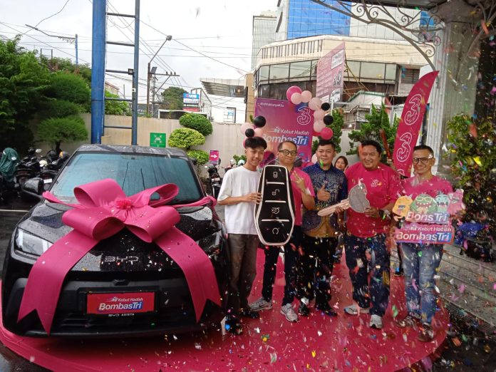 Penghargaan BombasTri diserahkan langsung oleh jajaran pimpinan Indosat Ooredoo Hutchison, yaitu EVP Head of Circle Java Fahd Yudhanegoro, SVP Head of Region Central Java Joko Tri Wibowo dan SVP Head of Marketing Java Adiyanto Adhi Kusumo, pada Kamis (26/2) di Semarang