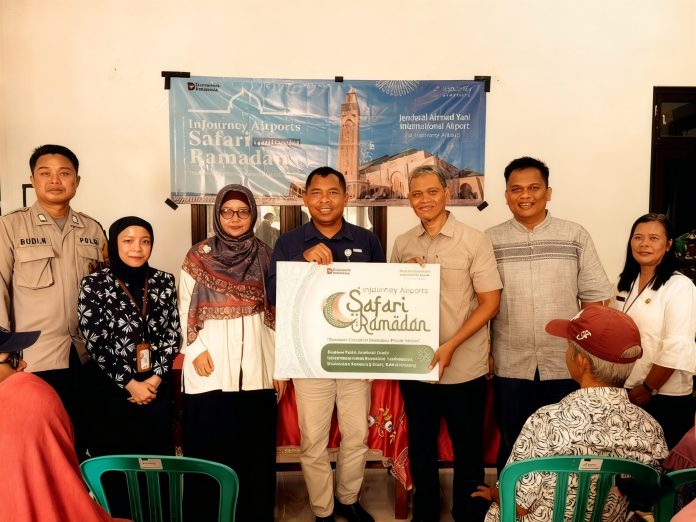 Penyerahan paket sembako Safari Ramadan oleh General Manager Bandara Ahmad Yani Sulistyo Yulianto kepada masyarakat
