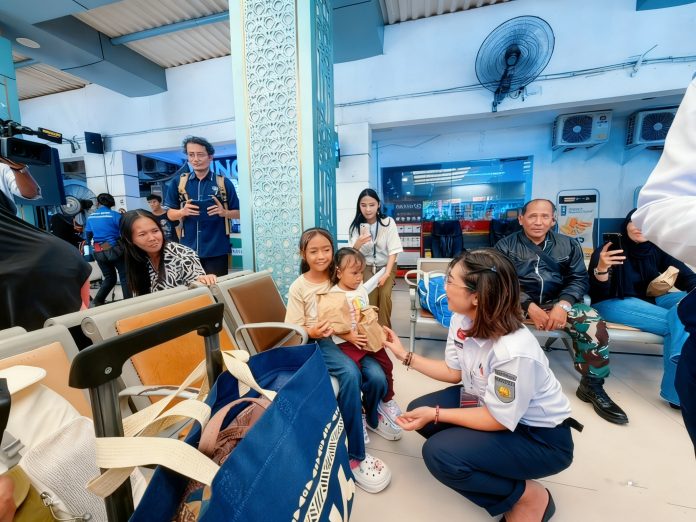 Penari tradisional dan pemusik gamelan menghibur pemudik di Stasiun Pasar Senen dalam acara KAI Wisata