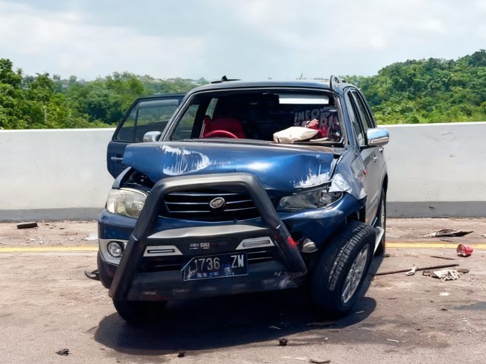 Dampak tabrakan membuat Daihatsu Taruna oleng dan posisi akhirnya melintang di lajur 2, tepat di KM 440+400.