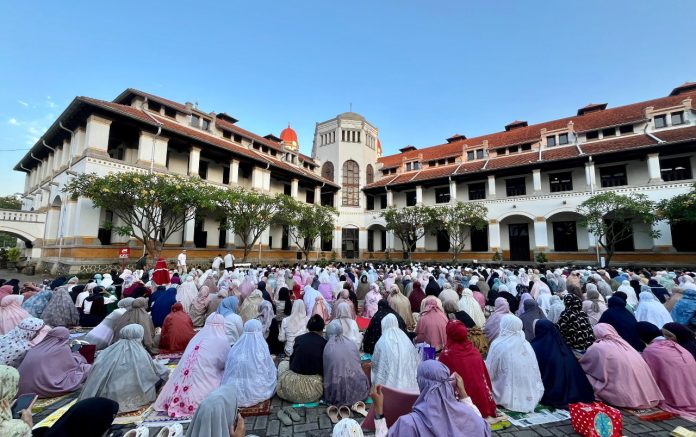 KAI Wisata gelar Salat Idulfitri di Lawang Sewu Semarang, Sabtu (21/3/2026).
