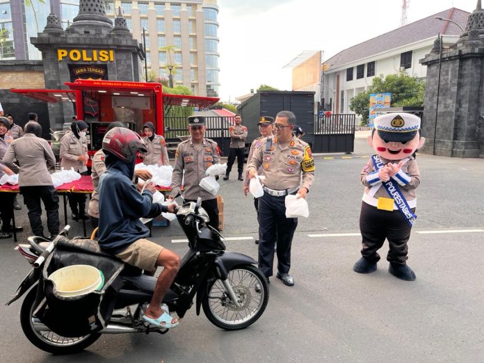 30 Polwan Polrestabes Semarang masak 600 porsi nasi goreng di dapur lapangan, bagikan takjil ke pengguna jalan di depan Polda Jateng.