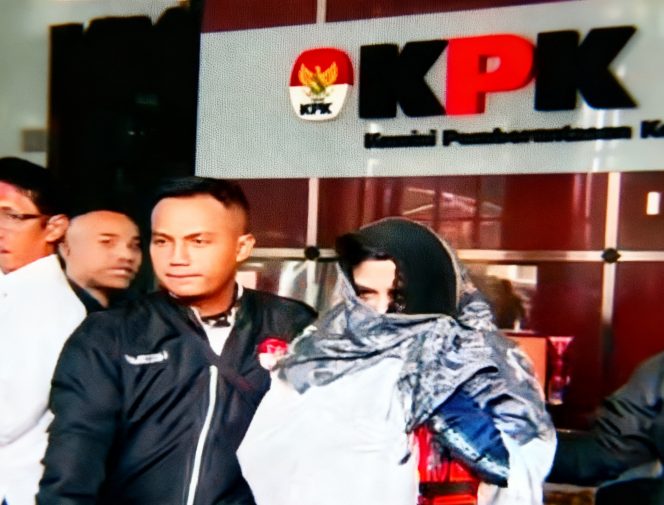 
					Breaking News: KPK Tahan Bupati Pekalongan Fadia Arafiq, 14 Orang Jadi Tersangka Korupsi Outsourcing