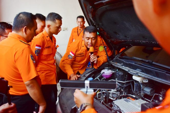 
					Personel Basarnas Semarang Dilatih Tangani Kecelakaan Mobil Listrik: Ancaman Baru di Jalan Raya