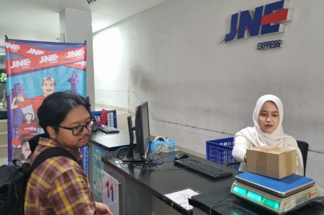 
					Untuk mengantisipasi lonjakan kiriman barang selama masa Ramadan, JNE mengandalkan lebih dari 8.000 titik layanan di seluruh Indonesia. Pada titik-titik dengan volume tinggi, JNE meningkatkan fleksibilitas jam operasional serta melakukan pengaturan ulang rute distribusi untuk memastikan kelancaran arus barang.