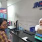 Untuk mengantisipasi lonjakan kiriman barang selama masa Ramadan, JNE mengandalkan lebih dari 8.000 titik layanan di seluruh Indonesia. Pada titik-titik dengan volume tinggi, JNE meningkatkan fleksibilitas jam operasional serta melakukan pengaturan ulang rute distribusi untuk memastikan kelancaran arus barang.
