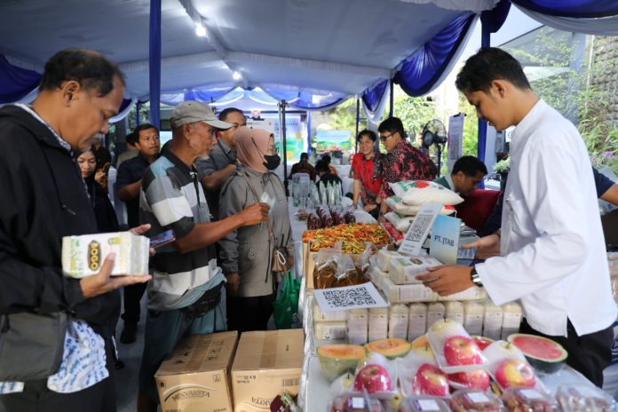 Suasana Gerakan Pasar Murah (GPM) di kota Semarang baru-baru ini