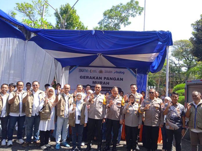 Menjelang Hari Raya IdulFitri, Polda Jawa Tengah bersama Perum Bulog Jawa Tengah menggelar Gerakan Pangan Murah (GPM) di halaman Kantor Perum Bulog Jawa Tengah, Semarang, Jumat (13/3).