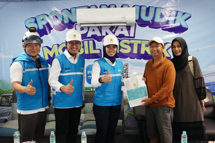 Manager PLN UP3 Pekalongan, Hendra Irawan (kiri), General Manager PLN UID Jawa Tengah, Bramantyo Anggun Pambudi (kedua dari kiri), Direktur Distribusi PT PLN (Persero), Arsyadani G. Akmalaputri (tengah) meberikan bingkisan kepada pelanggan, Bintang, pengguna kendaraan listrik di lounge SPKLU Rest Area 343 Batang
