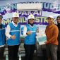 Manager PLN UP3 Pekalongan, Hendra Irawan (kiri), General Manager PLN UID Jawa Tengah, Bramantyo Anggun Pambudi (kedua dari kiri), Direktur Distribusi PT PLN (Persero), Arsyadani G. Akmalaputri (tengah) meberikan bingkisan kepada pelanggan, Bintang, pengguna kendaraan listrik di lounge SPKLU Rest Area 343 Batang