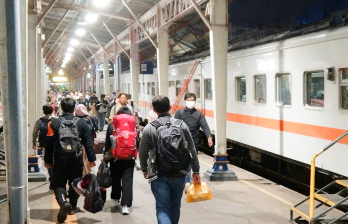 Suasana Stasiun Semarang Tawang selama angkutan Lebaran 2026. Daop 4 Semarang mencatat 1,2 juta penumpang naik turun.