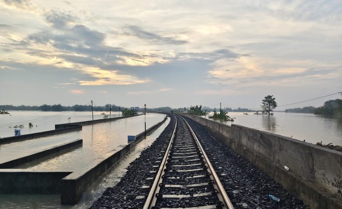 Genangan air setinggi 25 cm di jalur hilir KM 32+7/8 antara Stasiun Karangjati dan Stasiun Gubug, Jumat (3/4/26) dini hari. Foto: Dokumentasi KAI Daop 4 Semarang