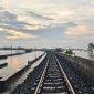 Genangan air setinggi 25 cm di jalur hilir KM 32+7/8 antara Stasiun Karangjati dan Stasiun Gubug, Jumat (3/4/26) dini hari. Foto: Dokumentasi KAI Daop 4 Semarang