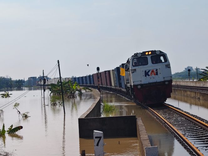 
					6 Jam Terganggu, 8 KA Kembali Melaju Normal