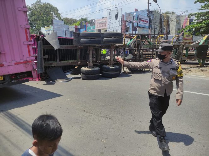 
					Rem Blong di Silayur, Truk Kontainer Terguling & Tabrak Karambol