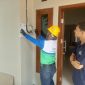 Petugas melakukan proses penambahan daya di rumah Alfonso, warga Banyumanik