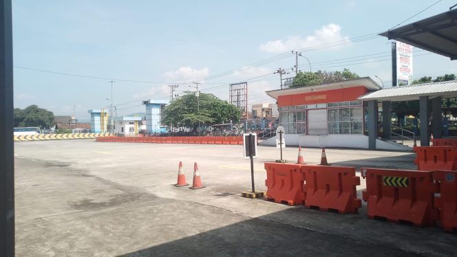 
					Pedagang dan agen tiket Terminal Bawen menutup kios mereka serentak sebagai bentuk protes atas penutupan akses utama terminal, Rabu (13/5/2026).