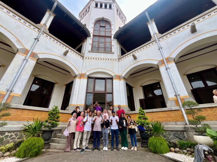 KAI Wisata dan komunitas cat lovers jaga kucing di Lawang Sewu