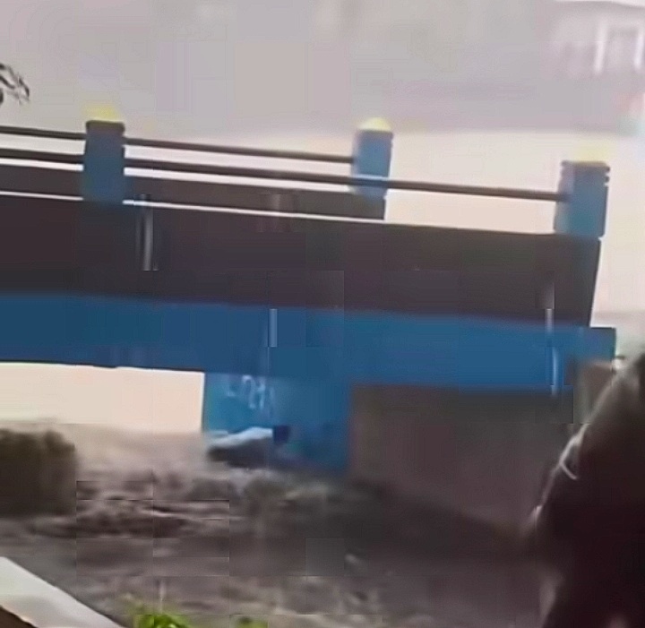 Korban hanyut di Banjir Kanal Barat Semarang bertahan di bawah jembatan