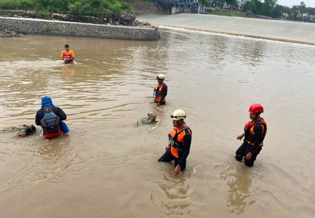 Tim SAR gabungan melakukan penyisiran di sungai.