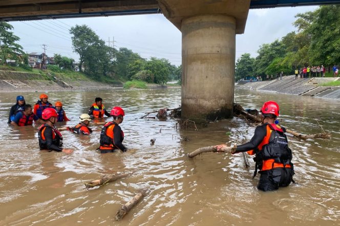 
					Detik-detik korban sempat bertahan di bawah jembatan sebelum akhirnya hanyut diterjang arus Banjir Kanal Barat Semarang, Jumat (22/5/2026).