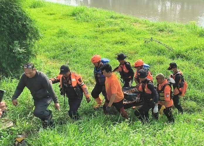 Evakuasi korban hanyut di Banjir Kanal Barat Semarang