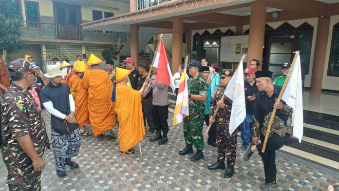 Perjalanan spiritual Thudong Walk For Peace di Semarang makan siang di halaman masjid