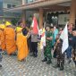 Perjalanan spiritual Thudong Walk For Peace di Semarang makan siang di halaman masjid